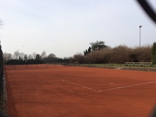 Tennisplatz hinter dem Vereinsheim neuer Belag